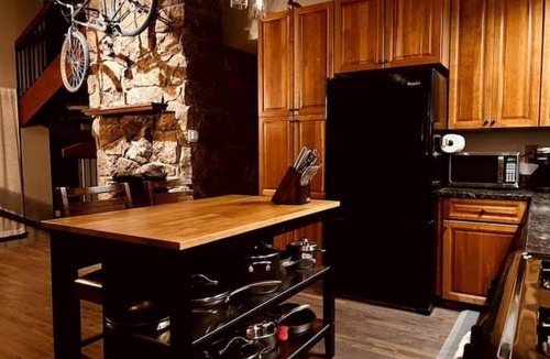 Green Mountain Falls Cabin | Decks+Views+Hot Tub+Fireplaces+Heart = A Cabin Beloved by All
