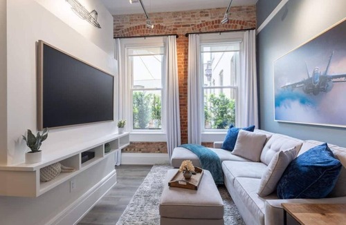 Downtown Apartment | Deja Blue Direct Street Access Condo
