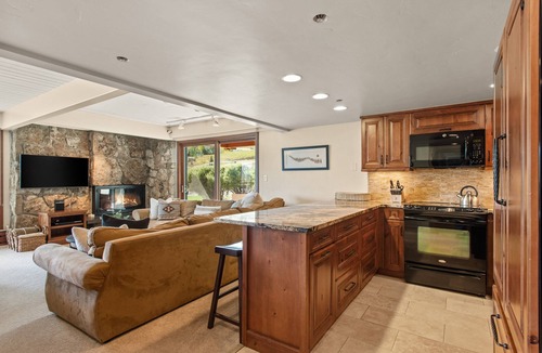 Snowmass Village Condo | Deluxe 2 Bdrm Den 3 Bath Ski-in/Ski-out Stonebridge Condos 625