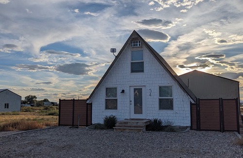 Delta Cabin | Desert Lake Cottage: Lake fun and desert adventuring