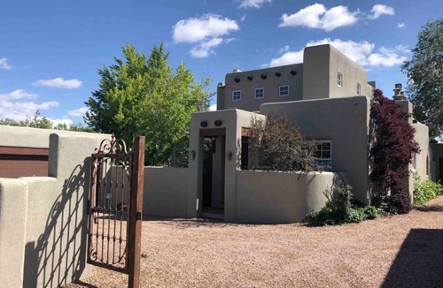 Northeast Santa Fe House | Designer 4BD/3BA AC + Spa in Historic Downtown