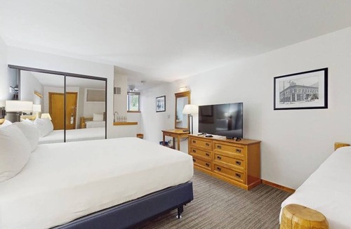 West End Cabin | Dog-friendly gem on Main Street - pool & hot tub - walk to lifts, ground-floor