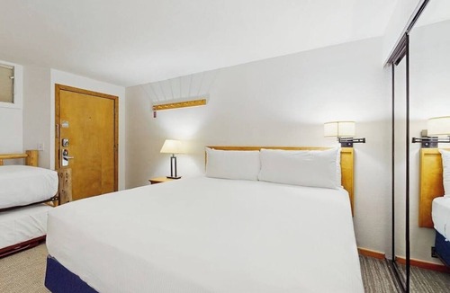 West End Cabin | Dog-friendly gem on Main Street - pool & hot tub - walk to lifts, ground-floor