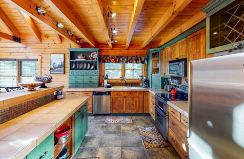 Quandary Village House | Dog-Friendly Little Bears Cabin w/Amazing Mountain Views, Free WiFi, Private W/D