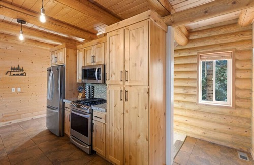 Meadow View Heights Cabin | Dog-friendly log cabin with game room and fire pit
