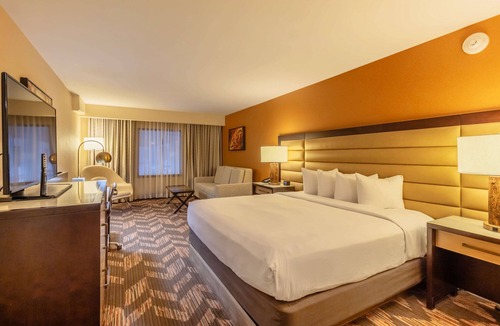 Lawrence Hotel | DoubleTree by Hilton Hotel Lawrence