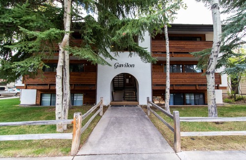 Aspen Apartment | Downtown Aspen with Patio, Fireplace, Free Parking, Washer/Dryer