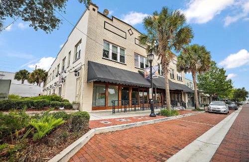 Eustis Apartment | Downtown Digs~King Bed~UPSTAIRS Apartment~Downtown Eustis