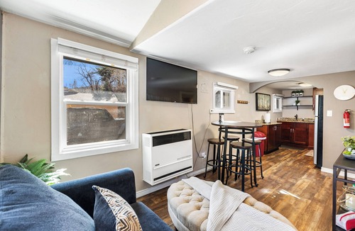 Manitou Springs Apartment | Downtown Manitou 1BR: Walk to Incline + Free Parking [Dog Friendly]