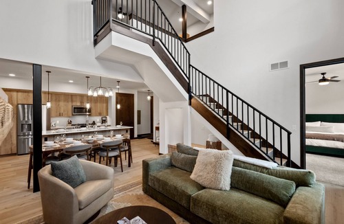 Old Town House | Downtown WP Penthouse 221 I Private Hot Tub I Great Views I Triple Bunk I Discounted Attractions