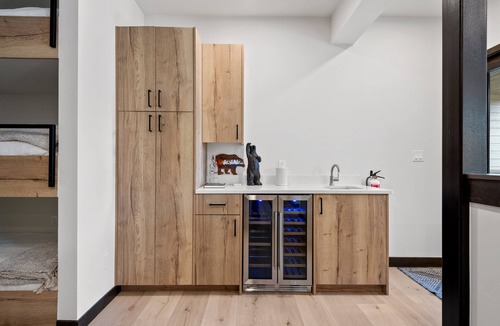 Old Town House | Downtown WP Penthouse 221 I Private Hot Tub I Great Views I Triple Bunk I Discounted Attractions