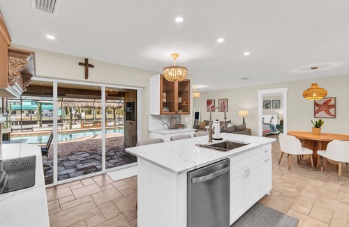 Isles of Capri House | Dreamers Hideaway I Waterfront I Direct Access