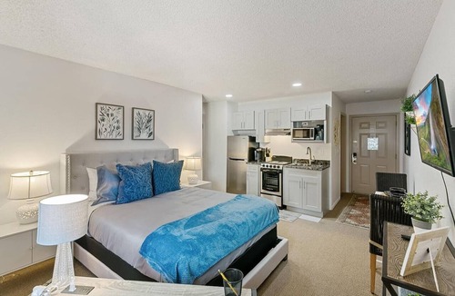 Englewood Apartment | DTC Studio w/Kitchenette, Fast WiFi,Free Parking!