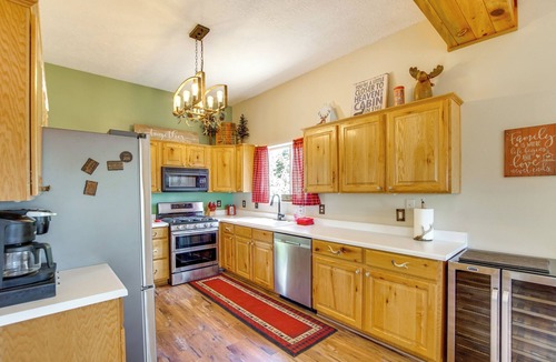 Meadow View Heights Cabin | Duck Creek Village Cabin Near National Forest!