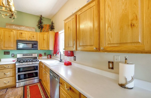 Meadow View Heights Cabin | Duck Creek Village Cabin Near National Forest!