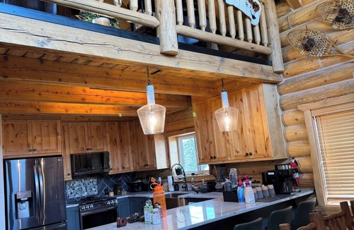 Dutch John Cabin | Dutch John Adventure Outpost—2800 Sq Ft, log home, private Pickleball Court. Best short term rental in Dutch John!