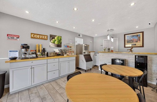 Manitou Springs Apartment | Eagle Motel Suite 226