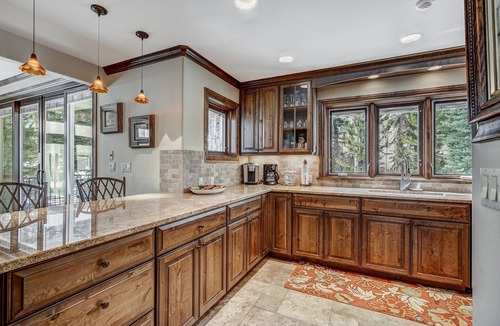 Vail House | 🏆 East Vail Home | 4 En-Suite Bedrooms | Heated Garage | Bus to Vail Village
