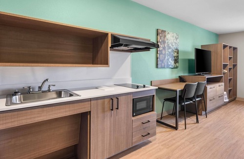 Rustic Hills Hotel | Echo Suites Extended Stay By Wyndham Colorado Springs Airpt
