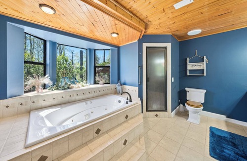 Youngstown House | Econfina Squatch Hideout!Creekside 7 Bedrooms, Kayak,Fish,Canoe10 min to Springs