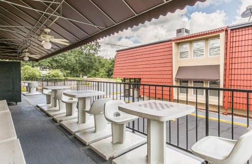 Tallahassee Cabin | Econo Lodge Tallahassee I-10 near University