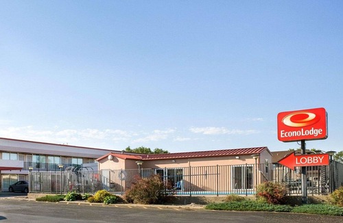 Pinnacles Entrance Badlands Hotel | Econo Lodge Wall