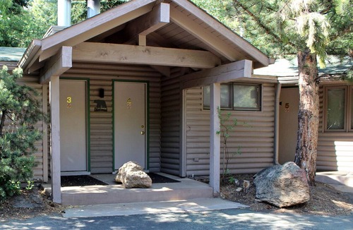 Estes Park Apartment | Economical Suite with King Bed & Woodburning Fireplace
