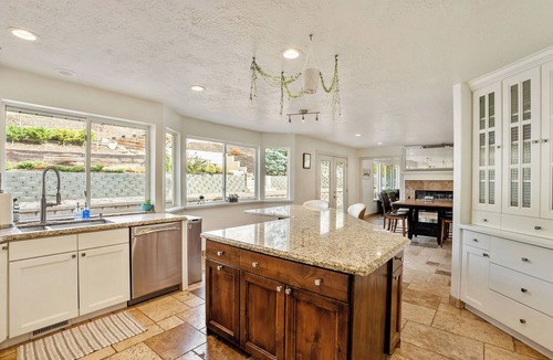 Cottonwood Heights House | Elegant Mountain Escape Minutes to Skiing and Downtown-Monthly %35 Off