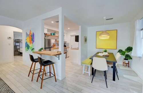 Deerfield Beach Cottage | Enchanting 2BR/1BA Casita 2 blocks to Beach