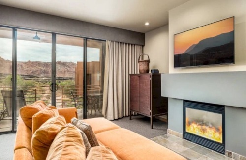 Ivins Villa | Enjoy Red Rock Sunrises at Upscale Desert Hideout w/Pool, Gym & Garden