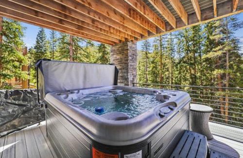 Baldy Mountain House | Enjoy your stay at Golden Fox House, with stunning mountain views and private ski shuttle