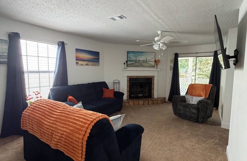 Ferry Pass Condo | Enjoyable 2-bedroom condo with AC in charming Pensacola