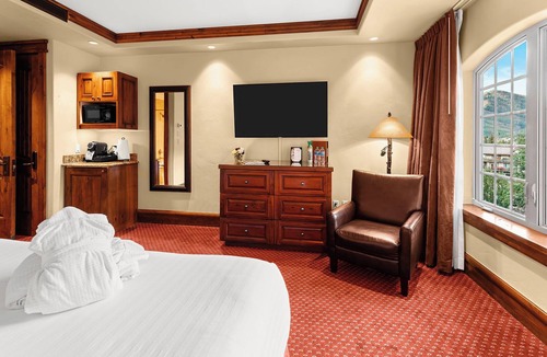 Vail Hotel | Enjoyable Stay! with Hot Tub and Parking! Close to Vail Golf Club!