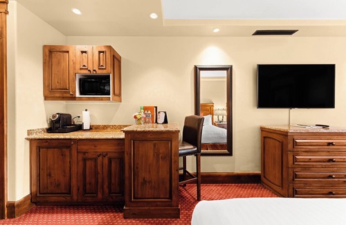 Vail Hotel | Enjoyable Stay! with Hot Tub and Parking! Close to Vail Golf Club!
