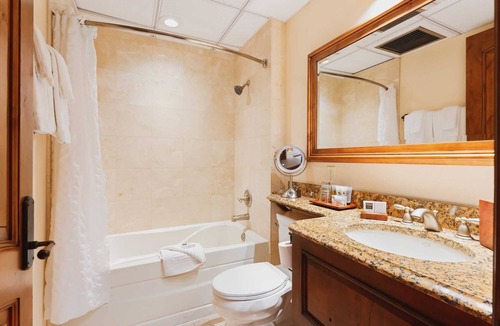 Vail Hotel | Enjoyable Stay! with Hot Tub and Parking! Close to Vail Golf Club!