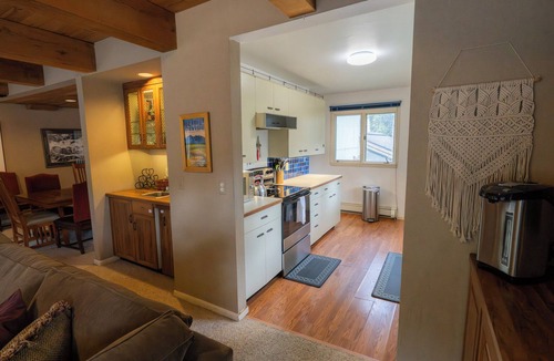 Vail Ski Chalet | Entire 7BR House on Gore Creek · Walk to Both Villages · Hot Tub · Sleeps 16