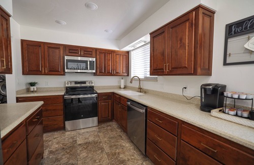 Orderville House | Entire House Between Zion & Bryce w/Hot Tub!