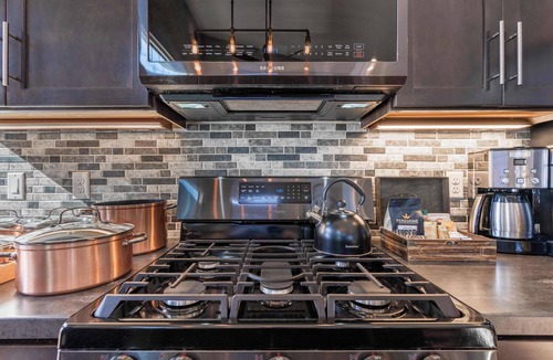 Silver Cliff House | Epic Mountain View Dark Skies Retreat with 2 Living Spaces, Perfect for Couples & Families