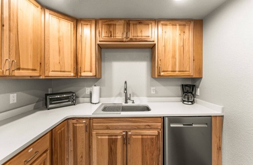 Woodland Park House | Epic Views, Modern Cabin, Hot tub, Family & Pets