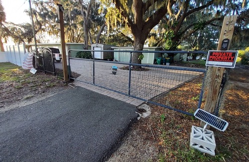 Eustis House | Eustis Fl- Lakefront Minie Ranch. Private ,fenced, off main drag, walk to town.