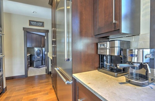 Glenwood Springs House | Exceptional MTN Retreat w/Hot Tub, Near Skiing!
