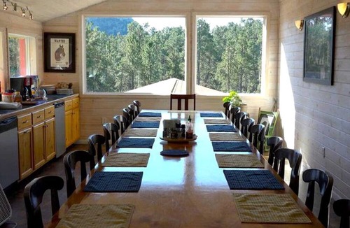 Devils Tower Cabin | Exclusive Getaway with Jacuzzi Tub near Devils Tower, Wyoming
