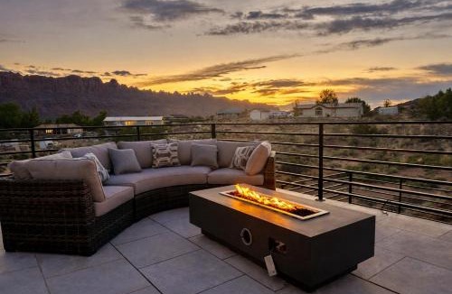 Moab South Valley House | Exclusive Retreats Desert Vista Luxury 6 Bedroom Retreat- Heated Pool Hot tub