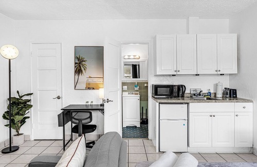 Downtown Hollywood Apartment | Executive Studio @ Hollywood Blvd & Near Beach