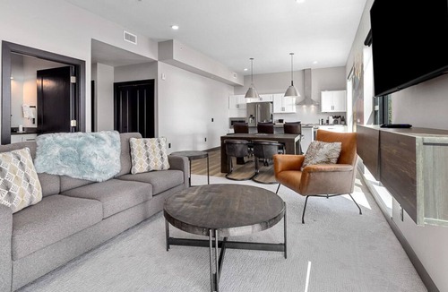 Silverthorne House | Executive suite in Downtown Silverthorne, stunning views, walk to Bluebird