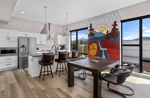 Silverthorne House | Executive suite in Downtown Silverthorne, stunning views, walk to Bluebird