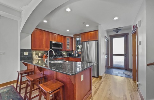 Copper Mountain Village House | Executive Town Home, Short Walk to Lifts, Ski In, Extra Bedding 164D