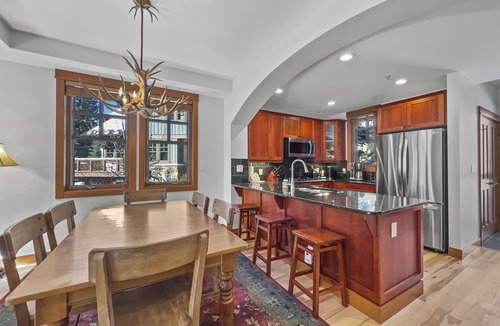 Copper Mountain Village House | Executive Town Home, Short Walk to Lifts, Ski In, Extra Bedding 164D