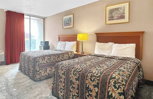 Whitehaven Hotel | Experience a Sleek & Inviting Room Near Graceland & Memphis Airport - 2.6 miles