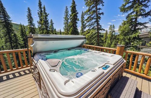 Baldy Mountain House | Experience Goldenview Lodge, a beautiful log home with multiple decks, stunning views and hot tub